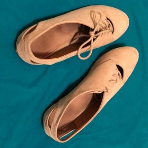 Nude color flat. ALDO.